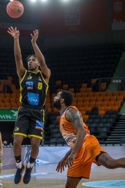 他们保留直 他们保留直